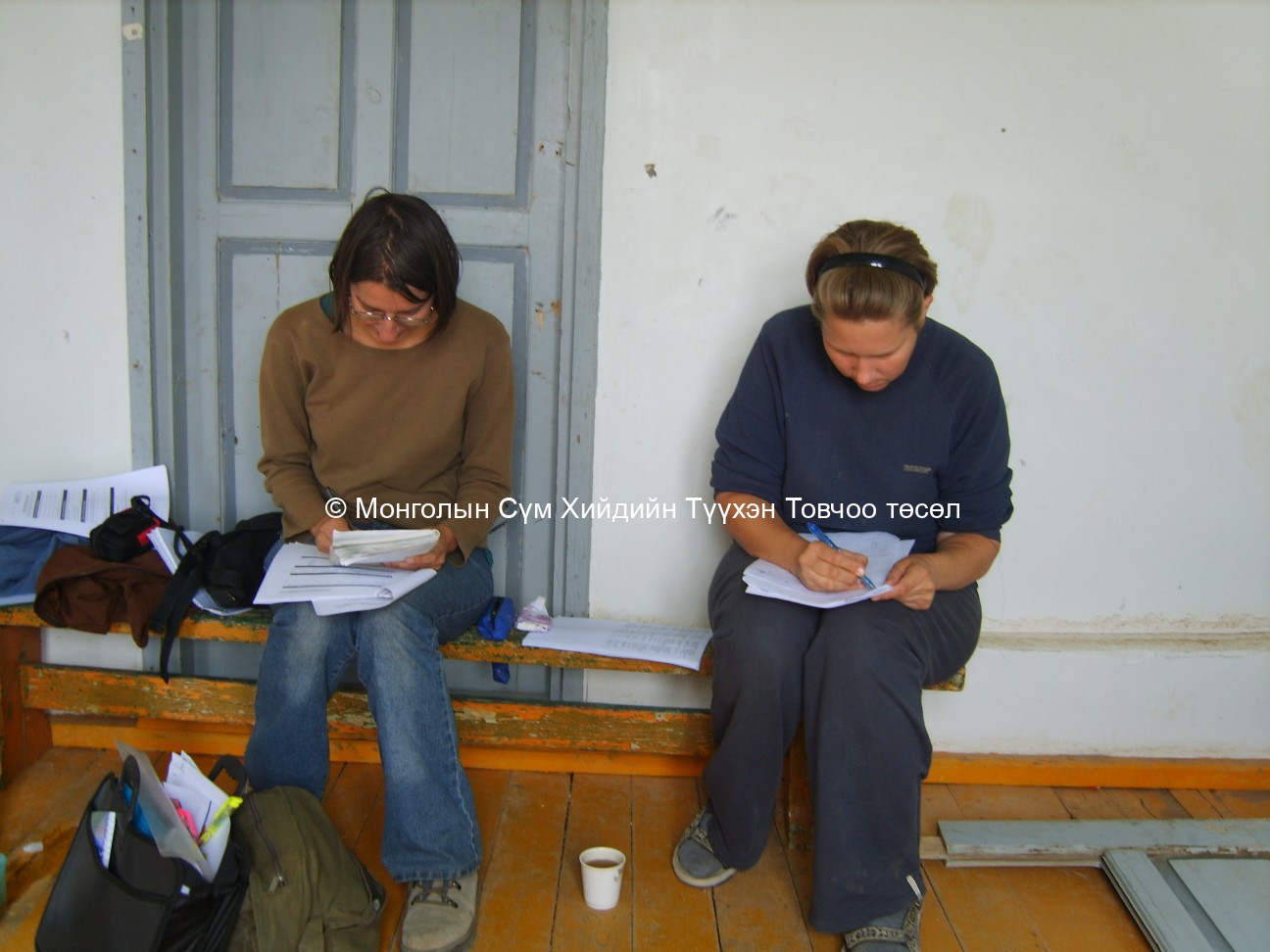 Судалгааны баг судалгаа  хийж буй зураг 